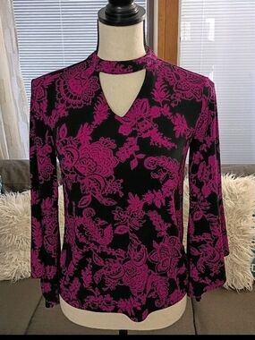 Women’s Roz & Ali Black & Magenta Floral Keyhole Blouse With Flare 3/4 Sleeves